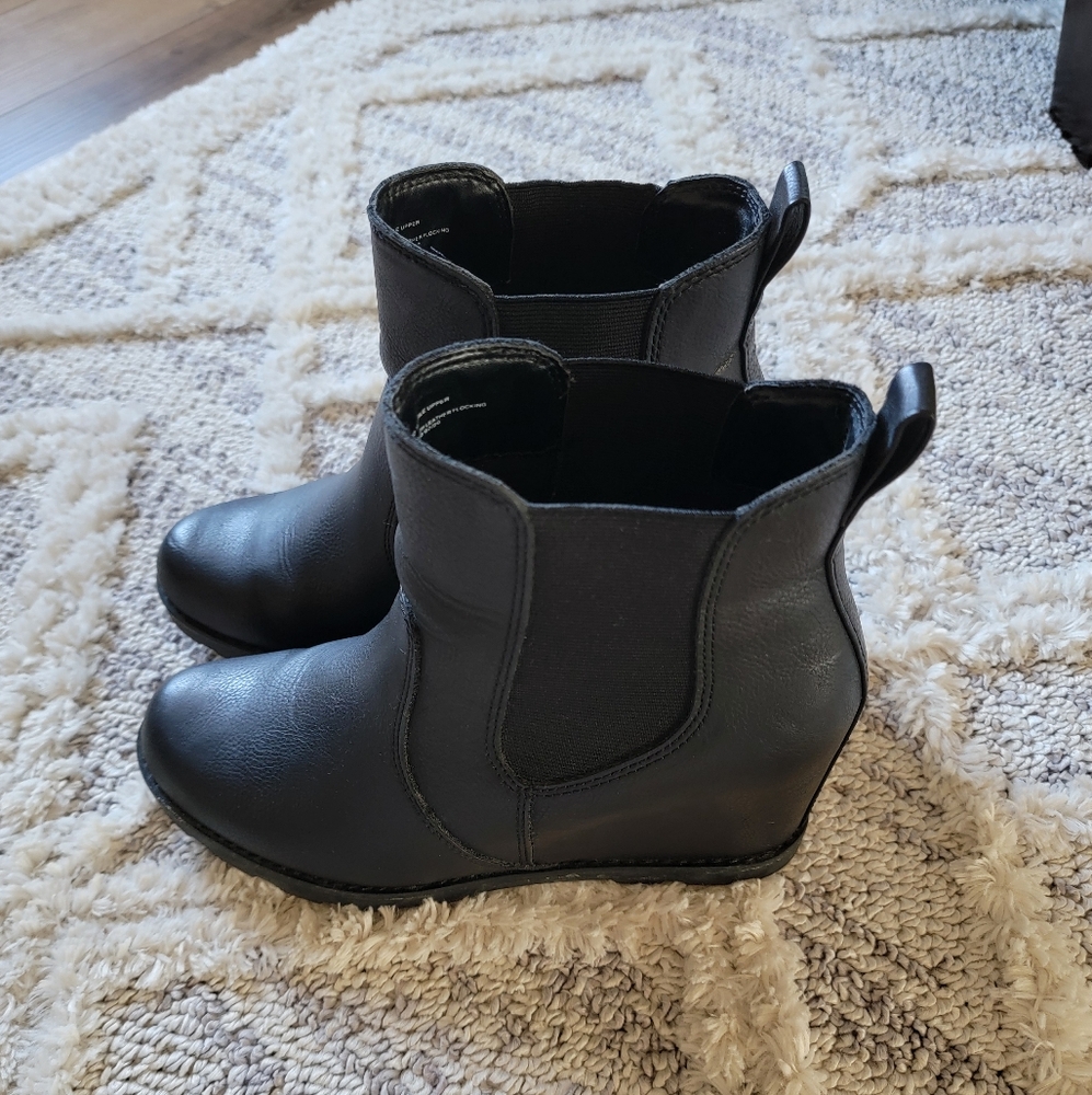 Sz. 10 Universal Thread Black Leather Wedge Boots